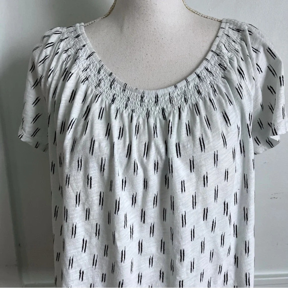 Loft • White Black Patterned Stretchy Blouse - Picture 2 of 5